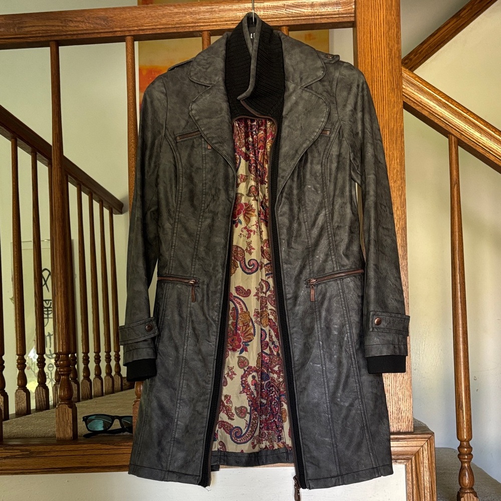 Elegant Women's Charcoal Trench Coat with Paisley Lining